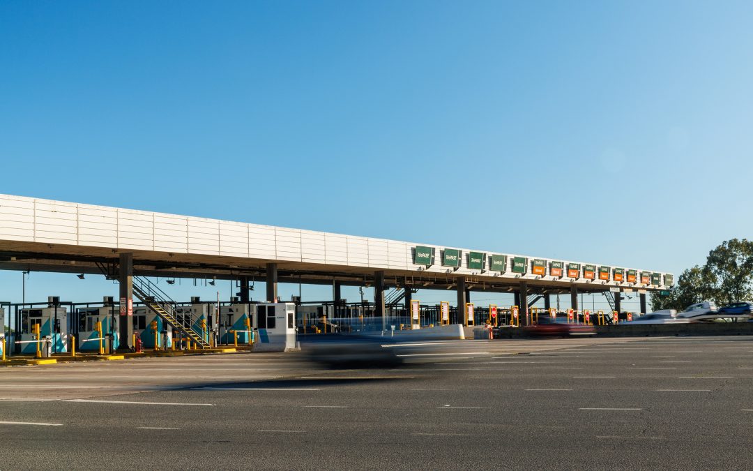 Lo que empezó como un enigma en redes terminó en un cumple de 40: Naranja X detrás de los peajes gratis