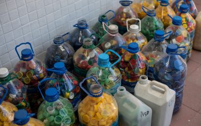 Reciclaje con impacto real: una Fundación convierte tapitas plásticas en anteojos gratuitos para quienes no pueden pagarlos